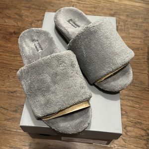 SLIPPERS- Vionic Dream slippers NIB